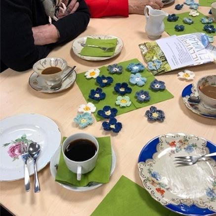 eingedeckte Kaffeetafel mit Häkelblütendekoration