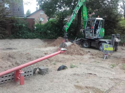 Bagger auf Spielplatz