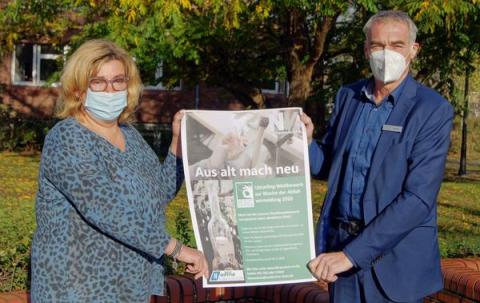 Frau und Mann halten Plakat