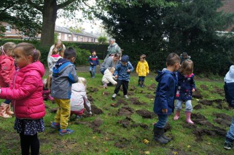 Kindergartenkinder auf Wiese