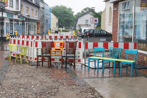 Baustellenbesichtigungsmöbel im Dorf Neukirchen