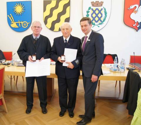 Bürgermeister Harald Lenßen (re.)  verlieh Franz Frings und Gerd Herkenrath den Ehrenring der Stadt Neukirchen-Vluyn