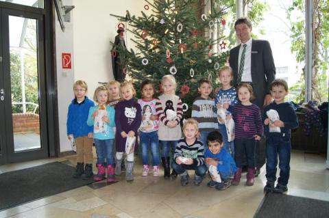 Gruppenfoto mit Bürgermeister Lenßen und Kindern der Kita Leibnizstraße