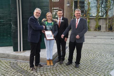 Theo Klinkenberg, Bürgermeister Harald Lenßen und Winfried Exner (v.l.) gratulieren der diesjährigen Gewinnerin Celine Willemsen (mi.)