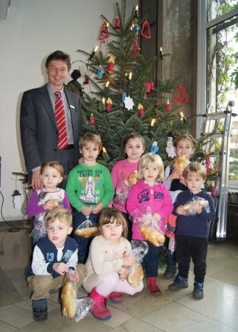 Kita Kranichstraße schmückt Weihnachtsbaum 