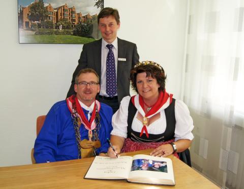 Königlicher Besuch im Rathaus - Klompenkönigspaar 2011