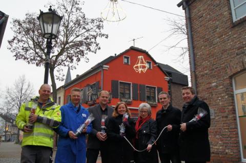 Die Kronleuchter des Stadtmarketing in Zusammenarbeit mit LED Linear und dem Werbering erhellen den Missionshof