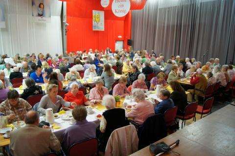 Etwa 150 Seniorinnen und Senioren nahmen an der Stadtrundfahrt teil