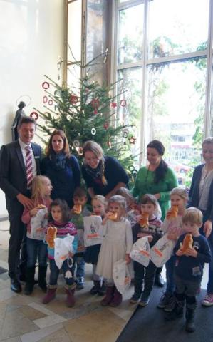 Kindergartenkinder schmücken Weihnachtsbaum im Neukirchen-Vluyner Rathaus