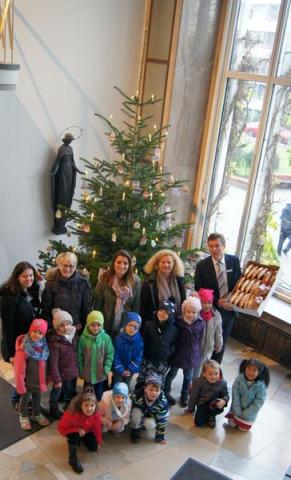 Kindergartenkinder schmücken Weihnachtsbaum im Neukirchen-Vluyner Rathaus